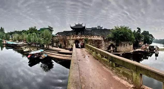 上升的五彩石